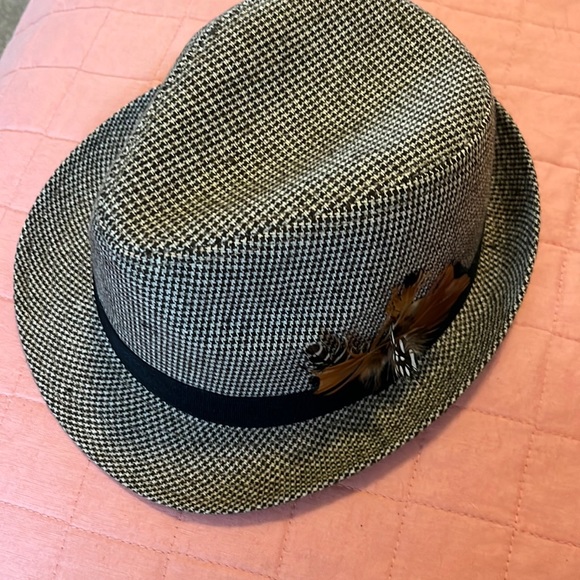 Forever 21 black/white houndstooth hat with black ribbon and feathers - Picture 2 of 5